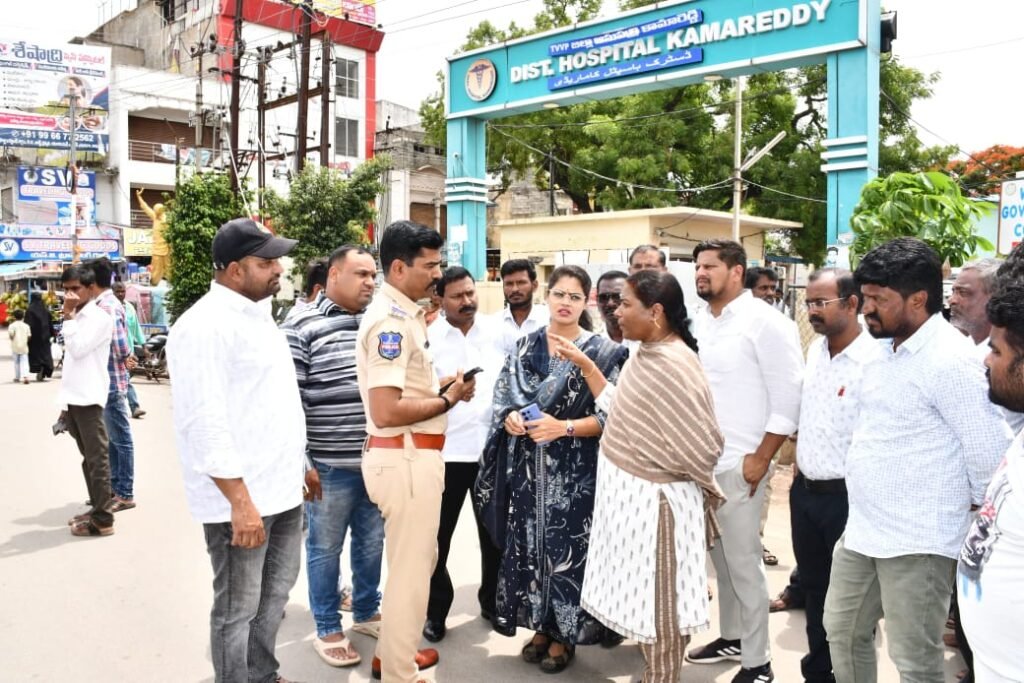 ప్రభుత్వ ఆసుపత్రి ముందు ట్రాఫిక్ సమస్యను పరిష్కారం చేసేందుకు ముందుకు వచ్చిన మున్సిపల్ చైర్ పర్సన్ గడ్డం ఇందుప్రియ చంద్రశేఖర్ రెడ్డి,