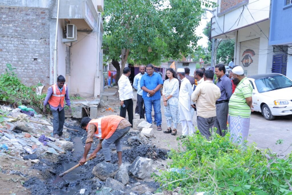 49వ వార్డులో సానిటేషన్ మాస్ క్లీనింగ్ చేయిస్తున్న మున్సిపల్ చైర్ పర్సన్ గడ్డం ఇందుప్రియ చంద్రశేఖర్ రెడ్డి