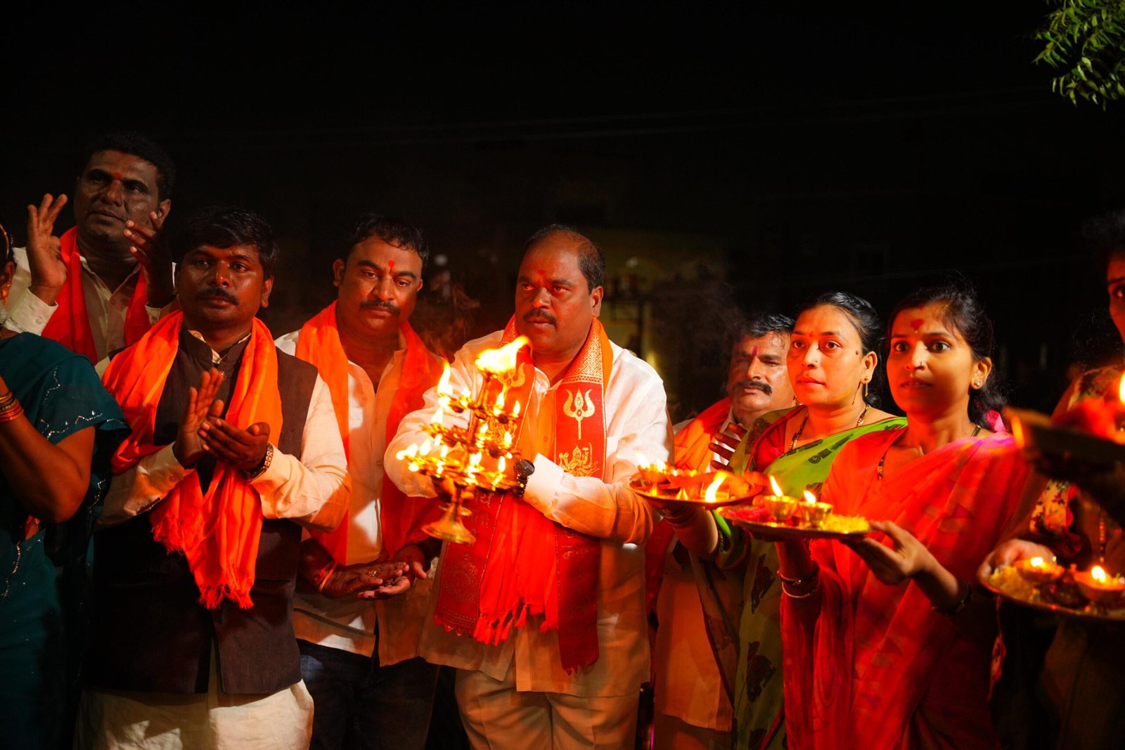 మహా శాంతి హారతి కార్యక్రమంలో పాల్గొన్న శ్రీరాములు అందెల.రాజకీయాలు పక్కన పెట్టి హిందువుల పక్షాన పోరాడండి.హిందువుల ఐక్యత చాటి చెప్పడానికే నియోజకవర్గ వ్యాప్తంగా మహా శాంతి హారతి చేపట్టాం – శ్రీరాములు అందెల