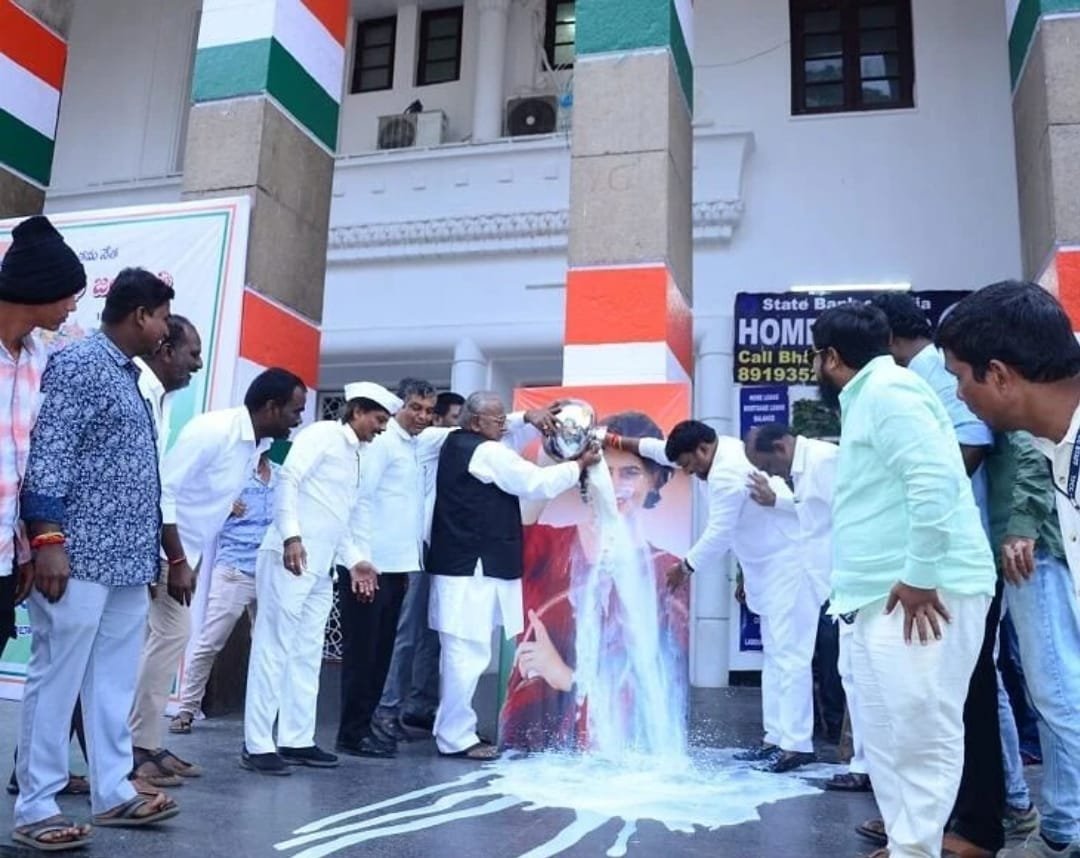 హైదరాబాద్ గాంధీ భవన్ లో ప్రియాంక గాంధీ ఫొటోకు పాలాభిషేకం చేసిన తెలంగాణ కాంగ్రెస్ నేతలు